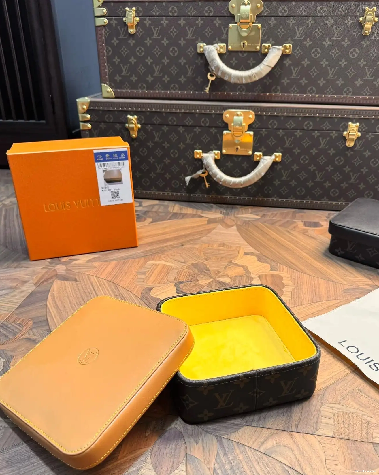 BOX YELLOW LV CUSTOM JEWELRY SQUARE 0615